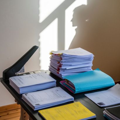 Foto van een bureau met verschillende zakelijke documenten